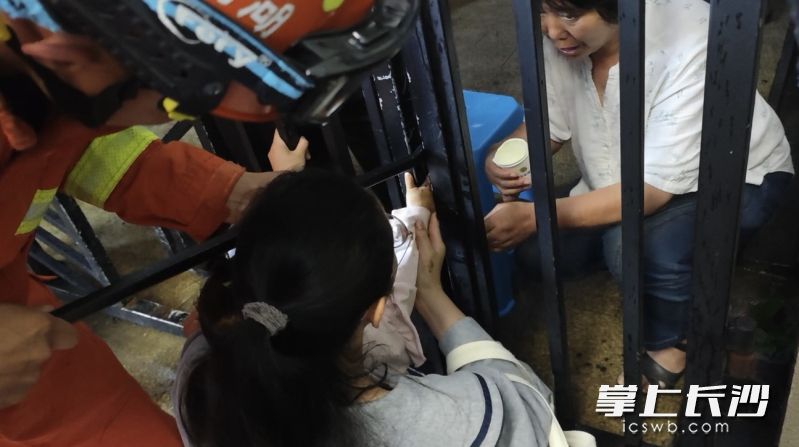消防员正在进行救援。 长沙晚报通讯员 时小尧 摄