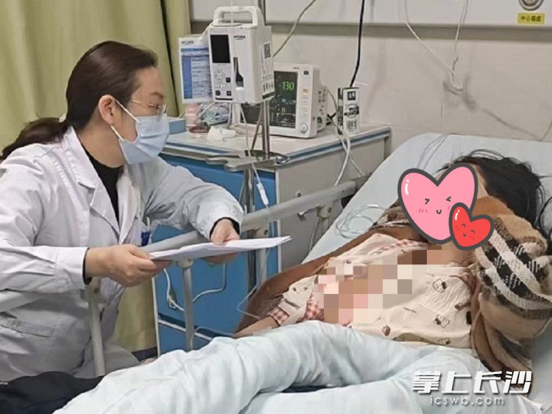 长沙市第一医院乳甲外科主任、主任医师蒋雅玲详细了解患者的病史。 通讯员供图