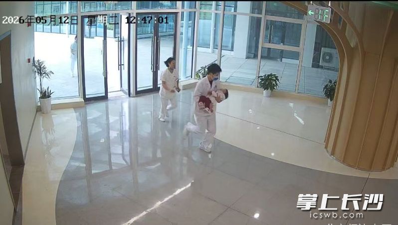 医护人员抱着高热惊厥幼童飞速奔向救治区。 通讯员供图