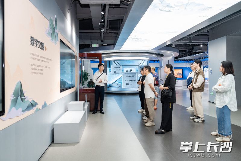嘉宾参观马栏山展厅。 均为长沙晚报全媒体记者匡小娟摄