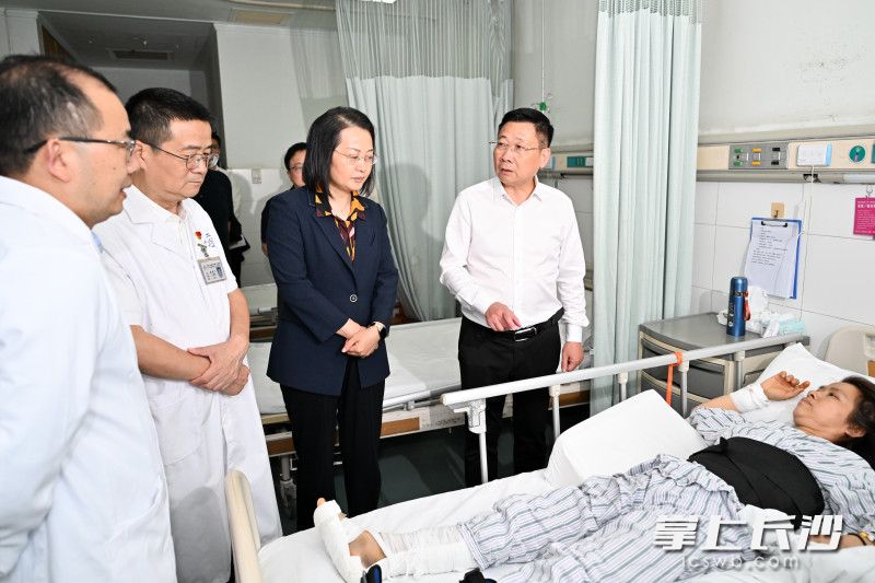 5月13日，市委副书记、市长陈博彰在中南大学湘雅二医院看望事故受伤群众。 长沙晚报全媒体记者 王志伟 摄
