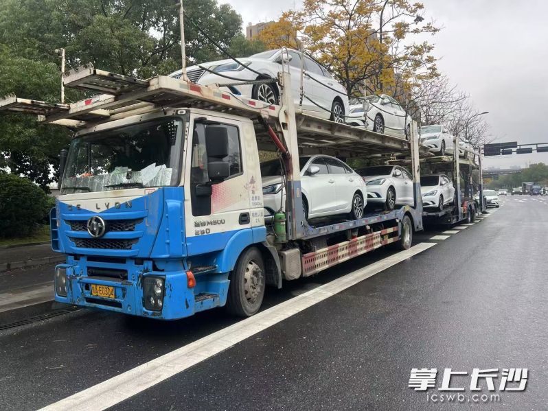 刚刚装好车的二手车，正在等待上船出海。  均为受访者供图