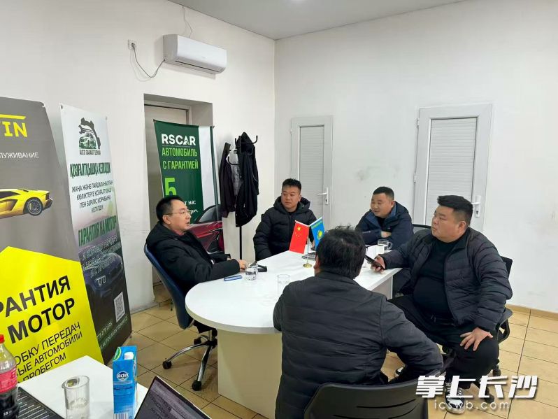 湘龙商会的调研组在哈萨克斯坦拜访当地湘籍企业，共同探索湘企“抱团出海、协同发展”新路径。