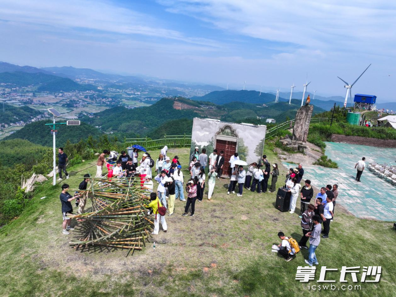 在宁乡市道林镇神仙岭的坡地上，长沙理工大学的学子们巧手搭建了“云阶·祈风”竹构作品。