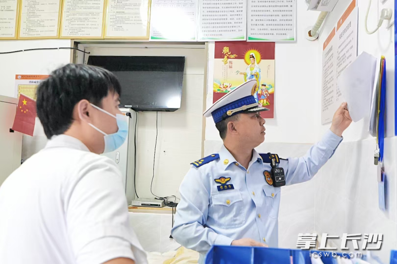 消防监督员正在进行检查。 长沙晚报通讯员 寻艳 摄