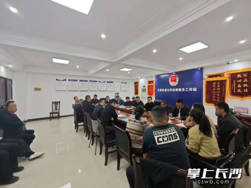 长沙法院推进“示范性诉讼+批量化调解”机制，高效化解类型化纠纷。图为宁乡市法院联动综治中心、街道化解一起物业服务系列纠纷。宁乡市法院供图