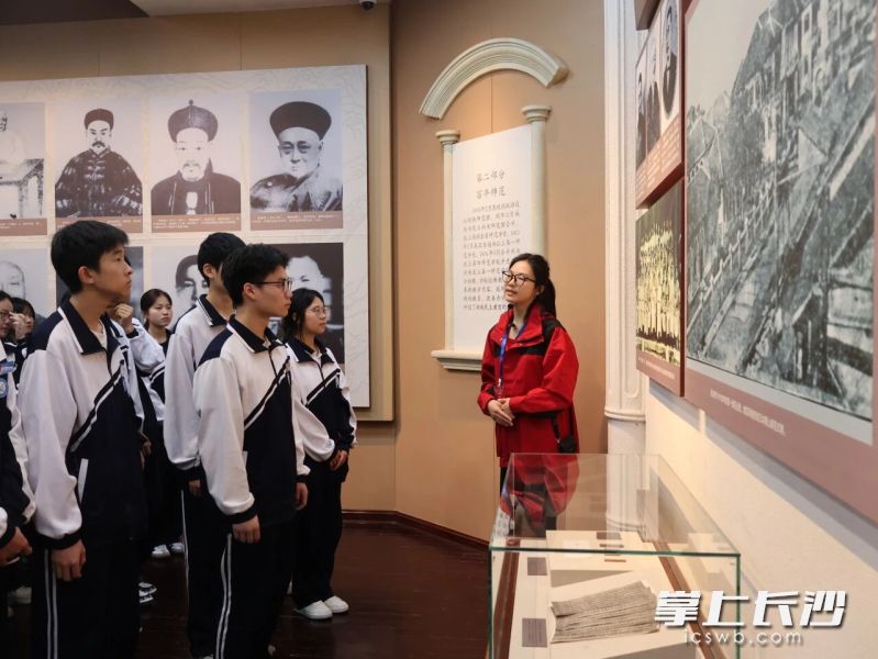 13日上午，长沙市电子工业学校与毛泽东与第一师范纪念馆“馆校合作”签约仪式暨新团员入团仪式在毛泽东与第一师范纪念馆举行。 均为长沙晚报通讯员袁子涵、肖梦佳摄