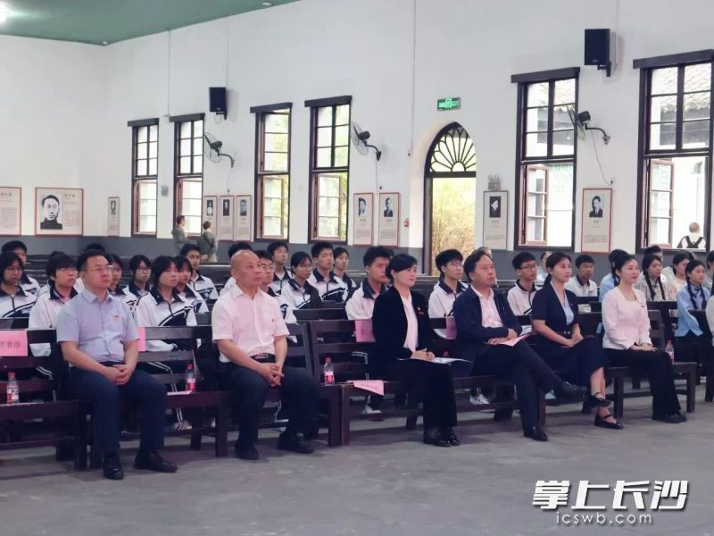 张颖还带来思政课《一封托孤信》。