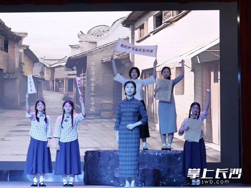 学校“长沙市星帆艺术社团”话剧团倾情演绎《骄阳淑柳》。