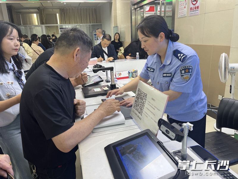 陈红在窗口服务群众。长沙晚报通讯员 唐采苓 摄 陈红在窗口服务群众。长沙晚报通讯员 唐采苓 摄