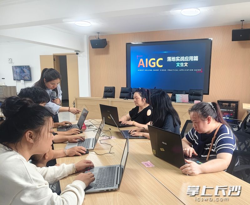 村民跟着培训老师学习AI技术。 长沙晚报全媒体记者 匡小娟 摄