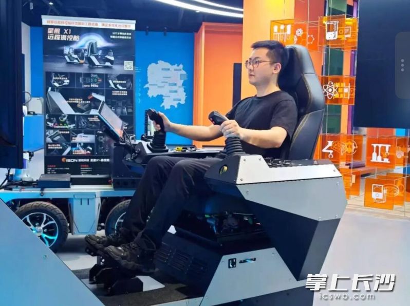 即便远隔千里，也能精准操控无人车。通讯员供图。