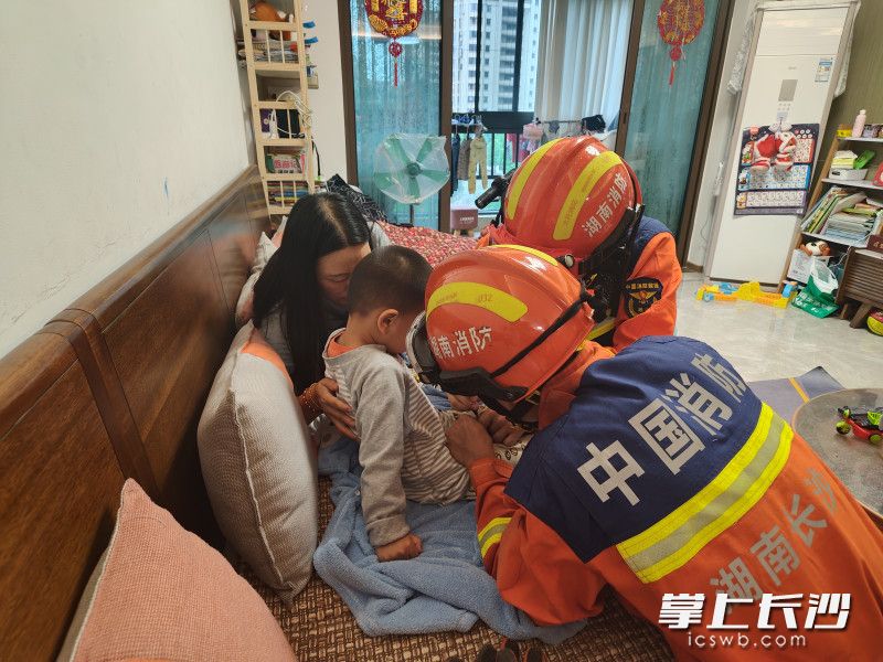 图为消防员正在进行处置。 长沙晚报通讯员 余娜娜 摄
