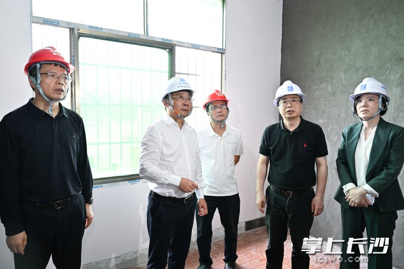 陈博彰在群众家中察看房屋受损情况和修缮进展。