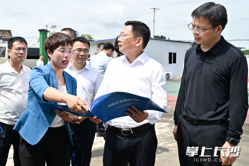 陈博彰察看兵和小学校舍修缮等情况。 均为长沙晚报全媒体记者 王志伟 摄