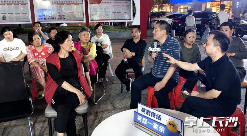 在协商议事环节，社区和居民面对面交流探讨。