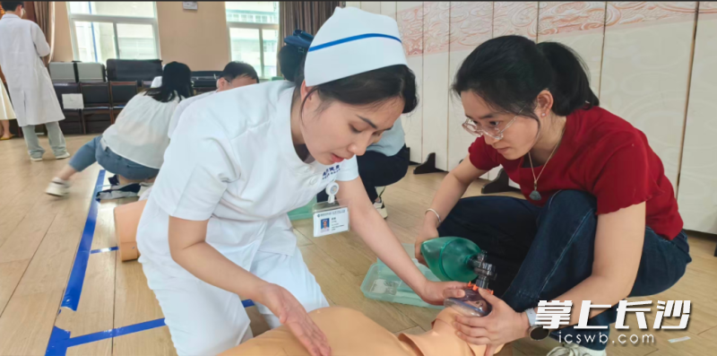 湖南航天医院急危重症医学部相关导师手把手教学员急救的实操步骤及要点。