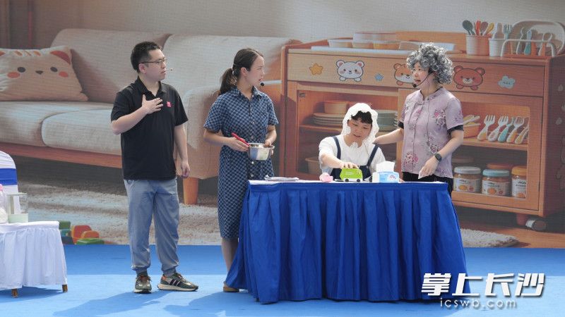 “科学育儿·福润万家”开福区科学育儿进万家活动举行，湖南省妇幼保健院带来科普剧《育儿先育己，科学不玄学》。 均为通讯员供图