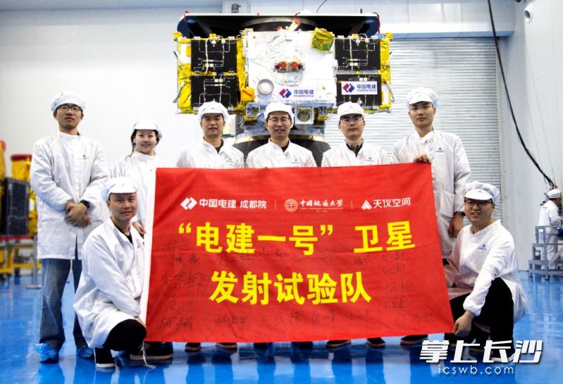 运往发射现场的“电建一号”。