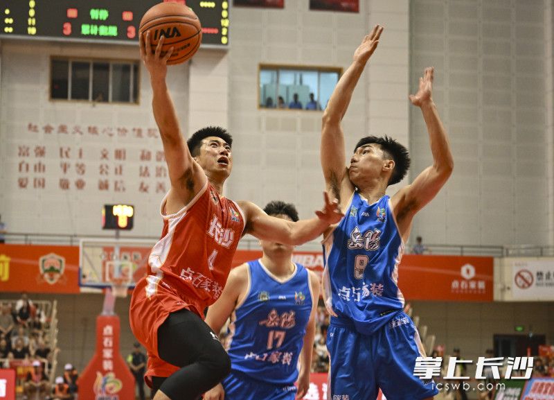 长沙队卢佳宁在比赛中上篮。