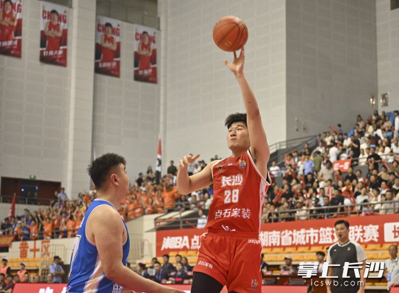 长沙队宋晟睿篮下抛投。