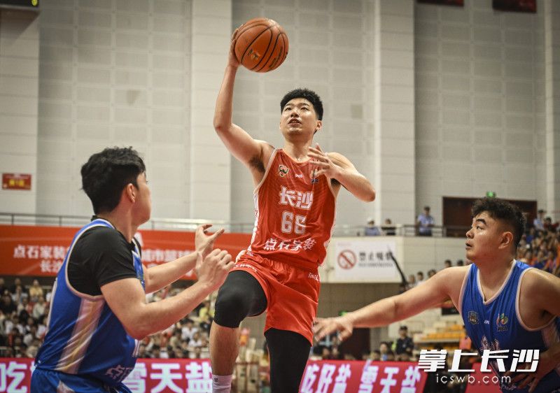 长沙队薛金昆上篮。