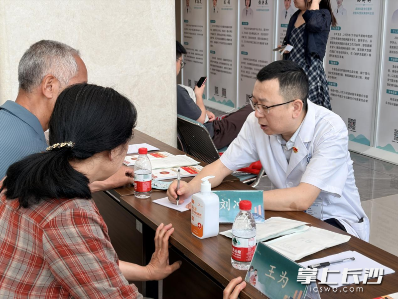 5月15日，湖南湘江新区东方红街道社区卫生服务中心携手湖南航天医院消化内科专家团队，将一场高水准义诊送到居民家门口。 通讯员供图
