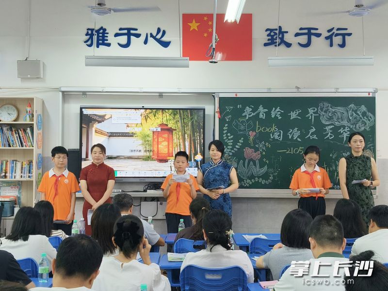 2105班分会场，学生和家长一起分享读书心得。