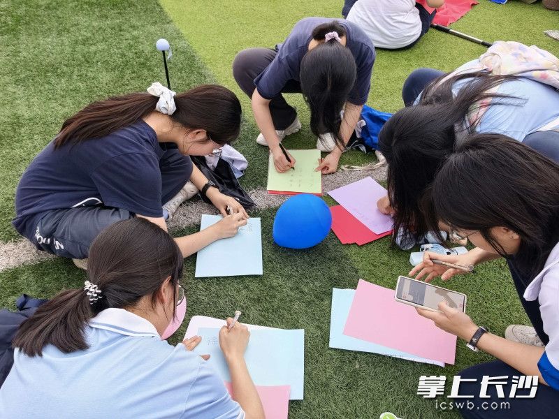 周南中学举行高三趣味团体辅导活动，为备考学子减压。 均为长沙晚报通讯员李雨晴摄