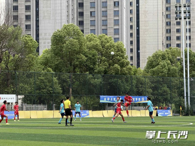 麓山国际（红色球衣）与雅礼中学双方球员带来精彩的决赛。