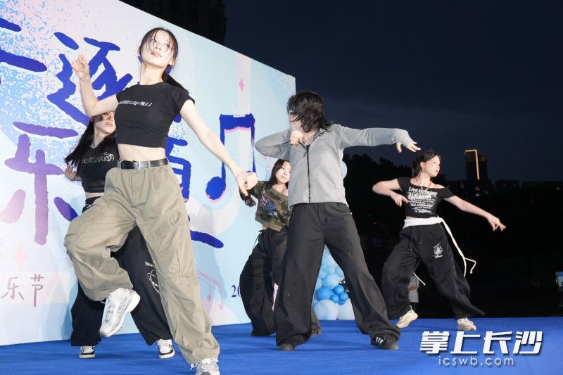 热力四射的街舞表演。