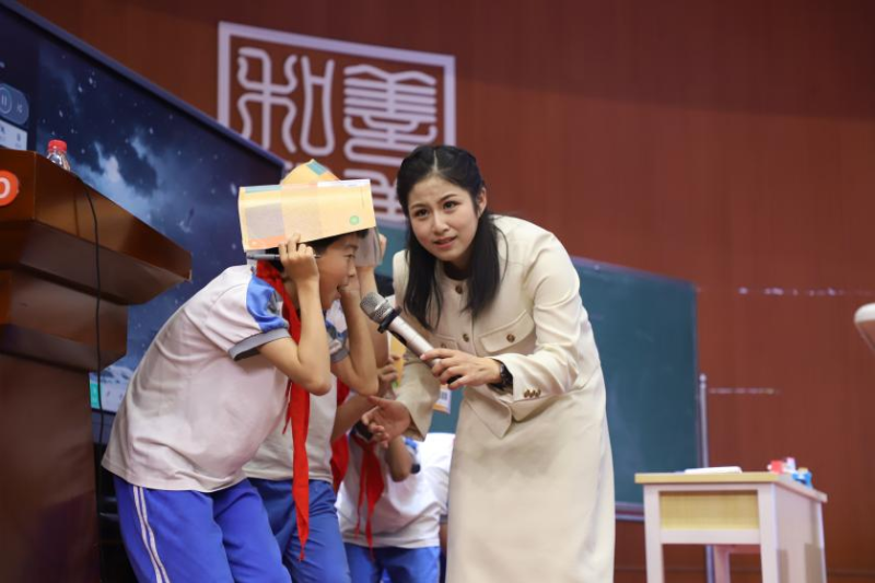 钟婕妤老师将AI技术与语文教学深度融合、有机衔接，打造出一个兼具深厚文化底蕴与鲜明创新活力的素养课堂。均为通讯员 陈冠男 黄蕾 供图