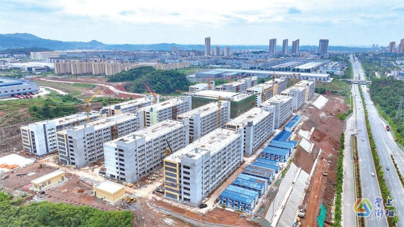 汇远蓝郡三期项目建设现场，21栋现代化建筑主体已基本成型，施工人员正抢抓工期推进装饰装修等作业。彭红霞摄