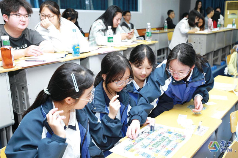 通过下“育儿飞行棋”、角色扮演“亲子冲突”等体验式活动，学生们在轻松互动中学习知识。