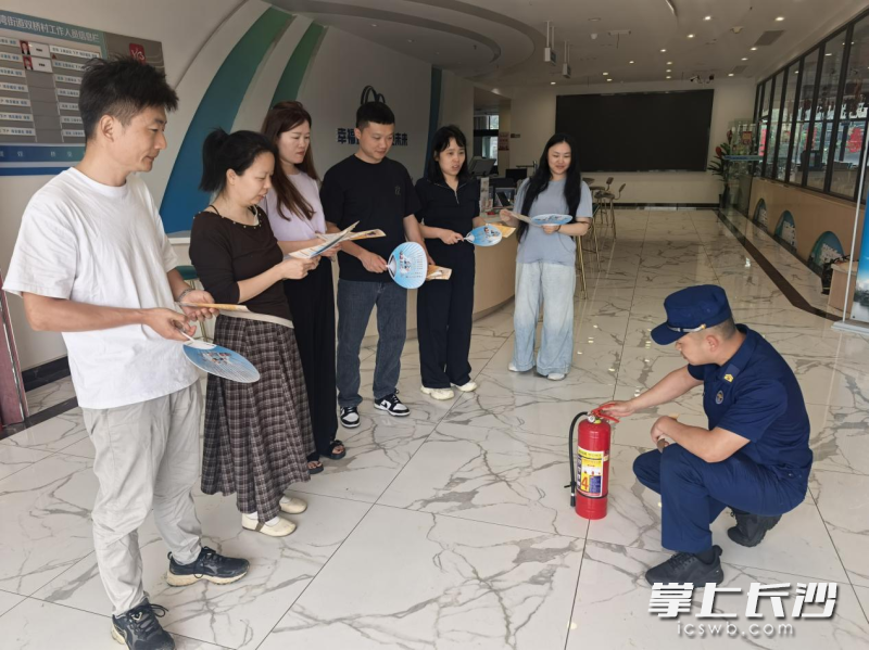消防宣传员在讲解灭火器材的使用方法。 长沙晚报通讯员 黄显斌 摄