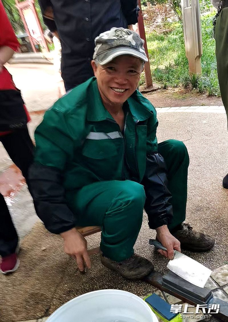 为业主磨菜刀。