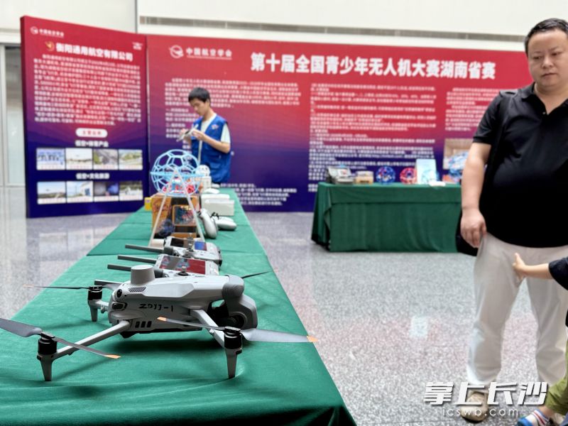 大赛组委会在兴湘国科科创园设立无人机展厅，吸引市民关注湖南无人机科技及低空经济发展新成就。