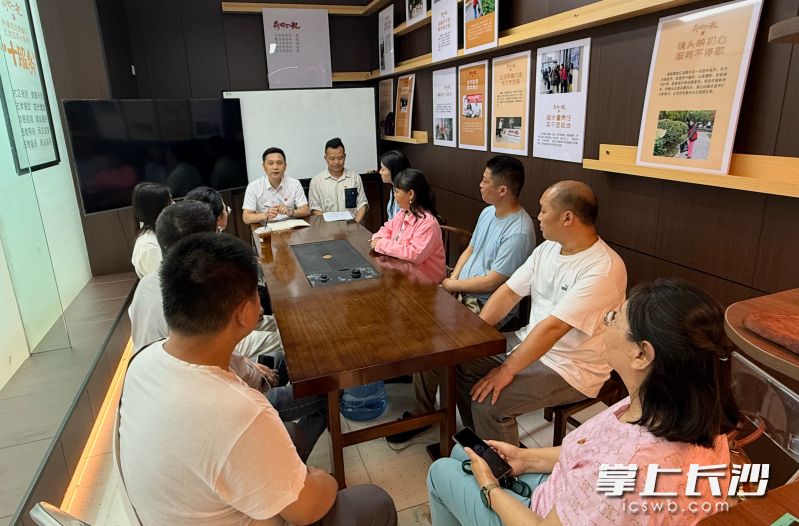荷花园街道流动党员党支部成立一周年党员大会召开。长沙晚报全媒体记者 陈焕明 摄