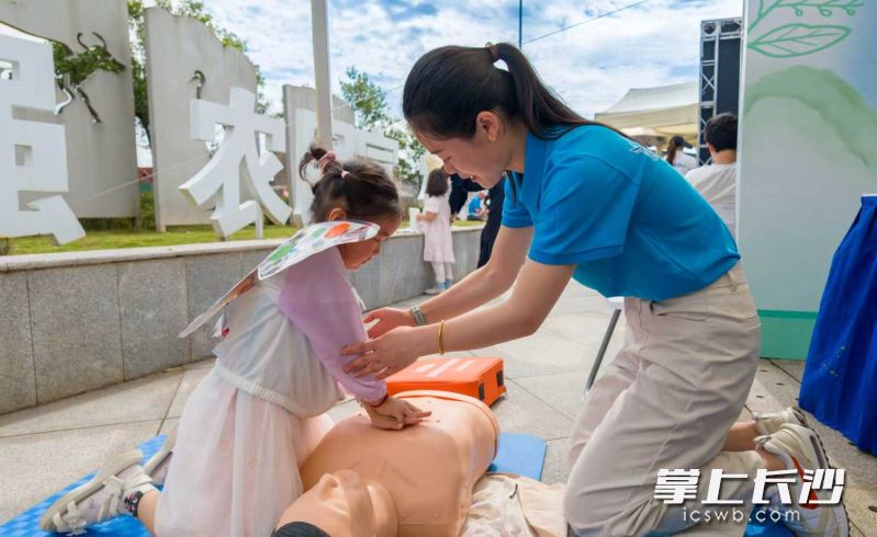 孩子们饶有兴致地参加活动。