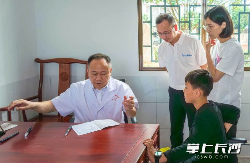 张涤教授（左）在义诊。照片均为长沙晚报全媒体记者 陈飞 拍摄