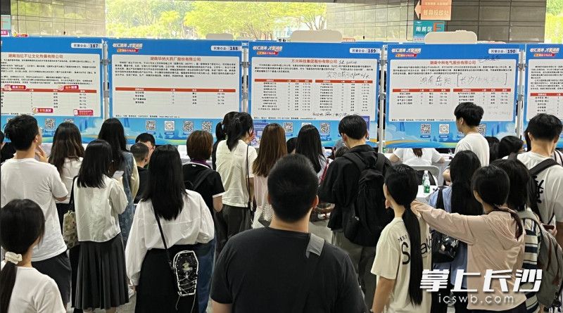 16日，万兴科技亮相“智汇潇湘 才聚湖南”广州站，现场人气十足。