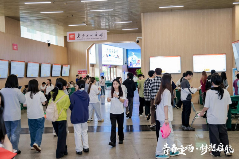 本场招聘会集聚市内60余家优质企业，释放就业岗位1567个。
