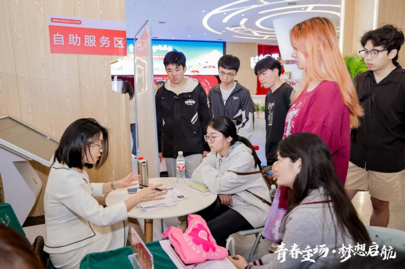 5月13日，“青春主场·梦想启航”2026届高校毕业生专场招聘会在长沙人才市场（湖南省先进制造业人才市场）举办。