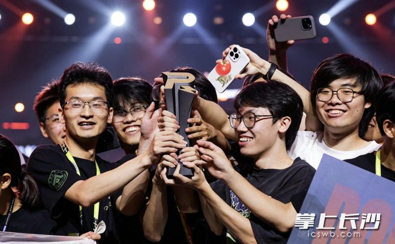 华南农业大学战队队员捧起冠军奖杯。均为赛事组委会供图