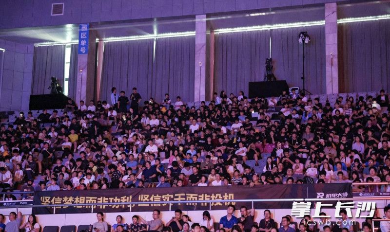 决赛观众席几乎座无虚席。
