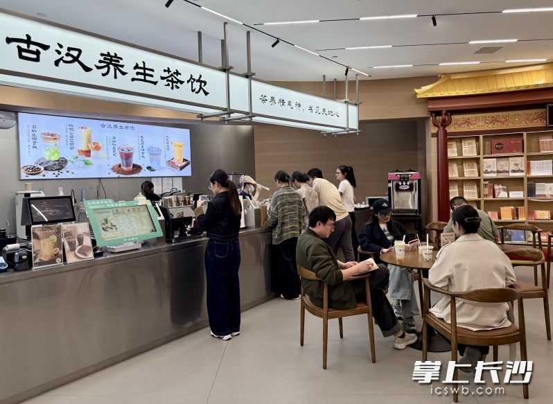 2200年前马王堆古汉《养生方》里的辛追“同款”，变成了年轻人爱喝的养生咖啡和奶茶。 