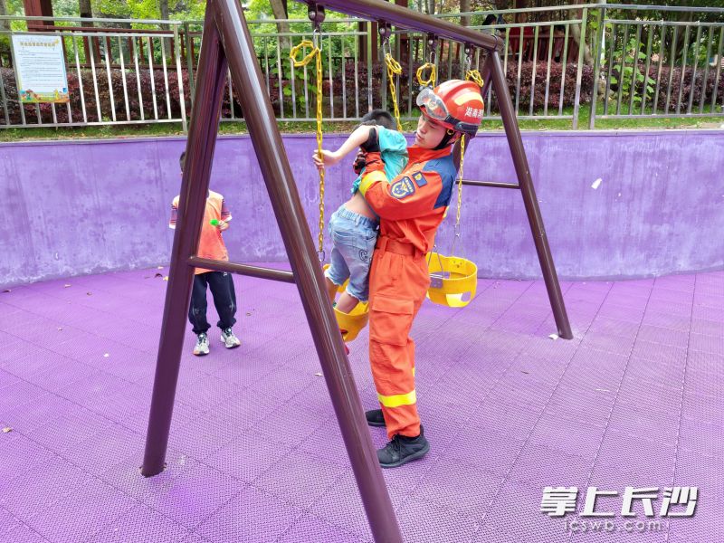 消防员正在救援。长沙晚报通讯员 余娜娜 摄 消防员正在救援。长沙晚报通讯员 余娜娜 摄