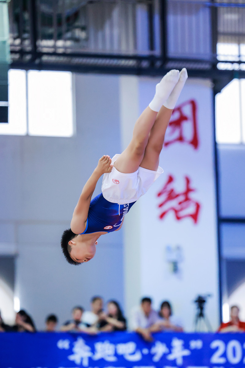 赛场上，小运动员们精神饱满、身姿矫健。
