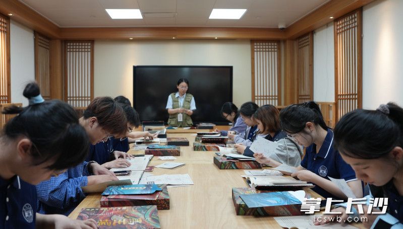 学生正在体验《狸猫学宫・六子奁》解谜游戏。