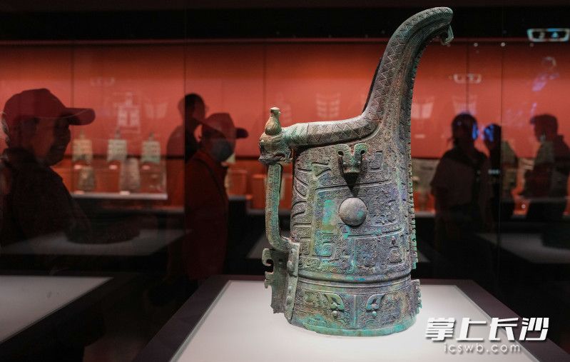 近年新出土的汨罗青铜觥展示在湘博的中心展柜中。